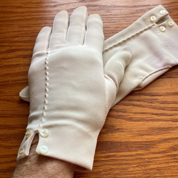 Vintage Off-White Nylon Gloves w/ 4 Button Accent - Picture 6 of 7